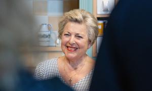 Eine Frau, sie lacht
