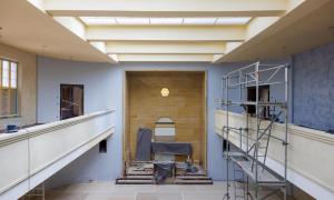 Ein Innenraum, an den Seiten Gallerien