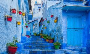 Blaue Häuschen und eine blaue Treppe