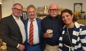 Nebeneinander mit dem Lebkuchen in der HAnd: Ladenchef Vitali Liberov, Jo-Achim Hamburger, Vorsitzender der IKG Nürnberg, Gerd Schmelzer, Geschäftsführer Lebkuchen-Schmidt und Diana Liberova, Vorsitzende des Städtepartnerschaftsvereins Nürnberg–Hadera e.V. 