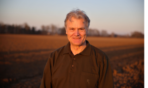 Alfred Hirsch  bei Abendsonne auf einem Feld