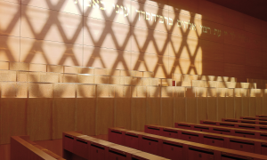 Synagoge von innen mit hebräischer Schrift an der Wand