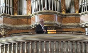 Reinhold Schelter vor der Orgel