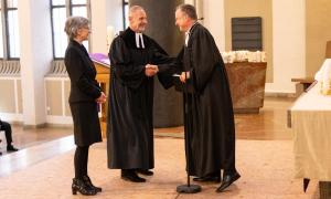 Zwei Männer und eine Frau in einer Kirche