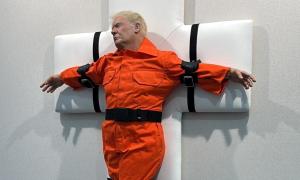 Trump an einem Kreuz