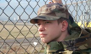 Bild Soldat an Zaun