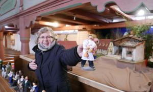 Eine Frau hält eine Figur in die Kamera