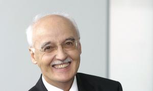 Ein Mann im Anzug, er lacht