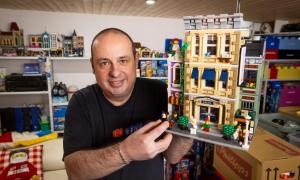 Ein Mann mit einem Lego-Bauset