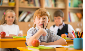 Ein Junge im Klassenzimmer