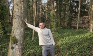 Simon Wiesgickl angelehnt an einem Baum