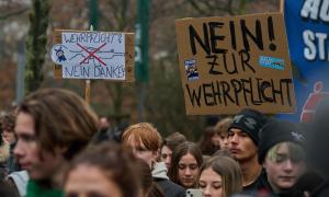  Demonstration in Berlin Kreuzberg mit Schüler:innen. Sie halten Schilder hoch wie "Nein! zur Wehrpflicht"