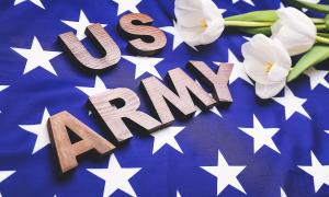Eine Flagge und der Schriftzug "US Army"