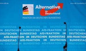 Blaues Logo der rechten "Alternative für Deutschland", AfD, im Deutschen Bundestag