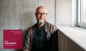 Ein Mann in Lederjacke