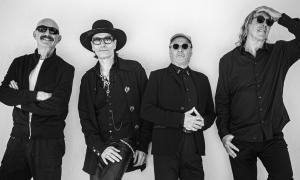 Tony Levin, Steve Vai, Adrian Belew und Danny Carey