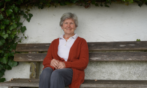 Renate von Fraunberg sitzt auf einer Bank draußen