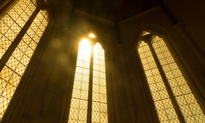 Kirche von innen. Durch die hohen Kirchenfenster scheint sie Sonne