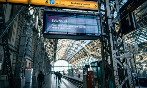 Leerer Bahnhof mit Anzeige, dass Zug aufgrund von Streik entfällt