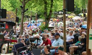Menschen sitzen im Wald