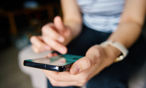 Frau am Handy, man sieht nur die handy