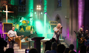 Die Band „Metal Godz“ spielt während eines Heavy-Metal-Gottesdienstes in der Kirche in Bruchsal-Obergrombach.