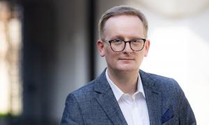ein Mann mit Brille