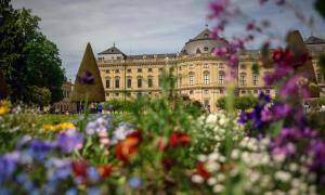 Blick mit Blumen im Vordergrund auf die  Residenz in der Würzburger Innenstadt