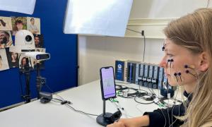 Johanna Zeder testet die neue Biofeedback-App gegen depressive Stimmung