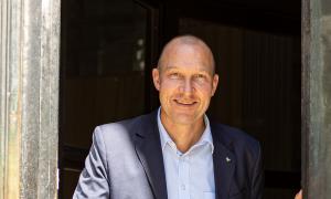 Ein Mann im Anzug