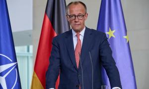 Bundeskanzler Friedrich Merz während der Pressekonferenz am Rednerpult