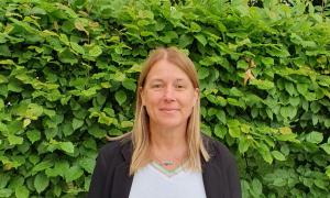 Eine Frau vor grünen Blättern