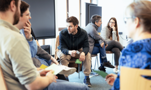 Menschen sitzen zusammen und unterhalten sich