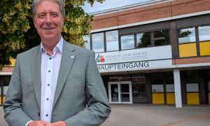 Direktor Mark Meinhard vor der Löheschule