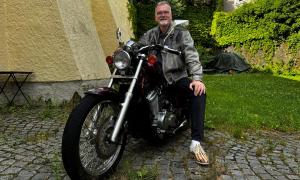Ein Mann auf einem Motorrad
