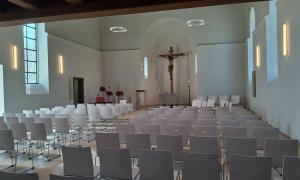 Ein Kircheninnenraum in hellen Farben
