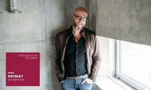 Ein Mann in Lederjacke